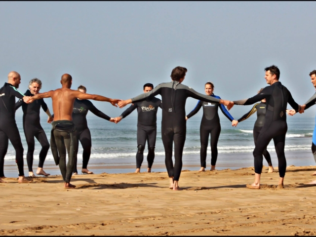 ceci est un échauffement ludique sur le magnifique spot appelé le 17 , à gauche amjad moniteur de surf de chez aloha surf camp maroc