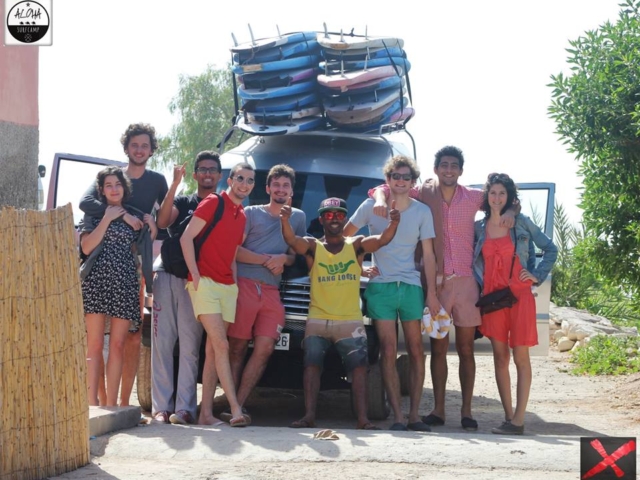 groupe de surf prêt pour leurs premier cours