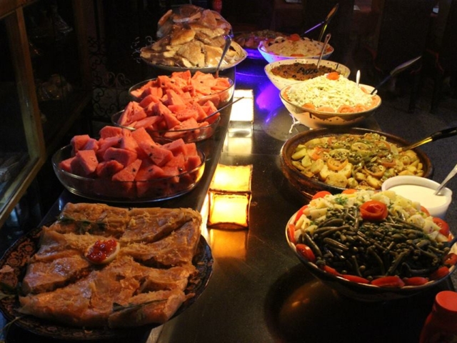 dîner buffet au surf camp , vegan , vegetarien