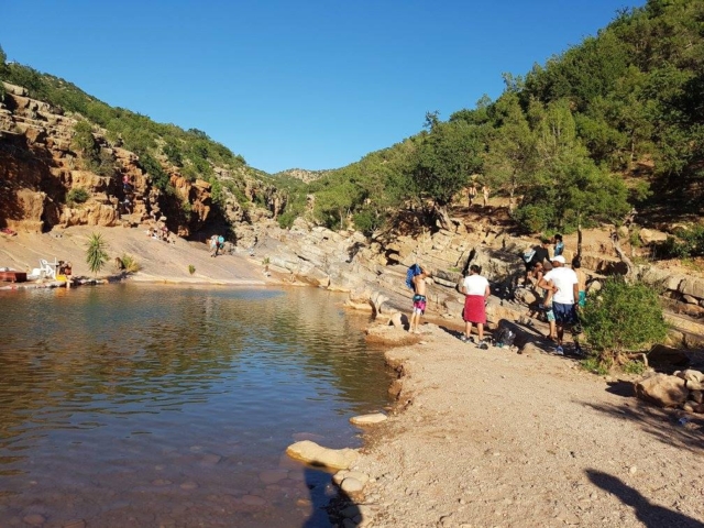 une excursion pédestre vers la vallée du paradis pour couper le rythme du surf