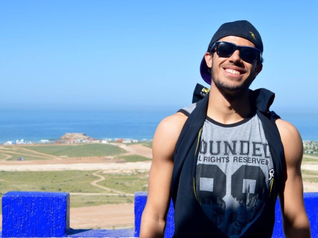 surfeur heureux de son séjour chez aloha surf camp