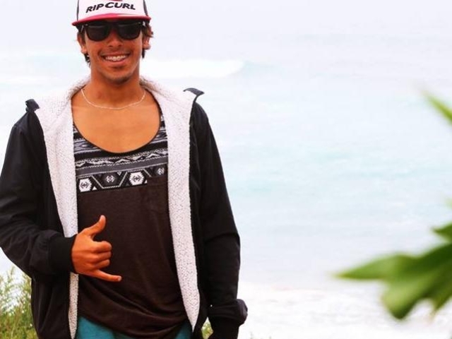 Youssef , surfeur expérimenté vous guidera sur les meilleurs spots de la région de taghazout