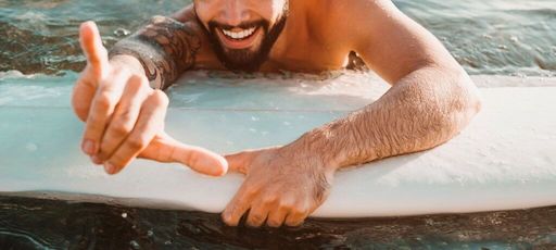Surfeur heureux, c'est ça la surf attitude