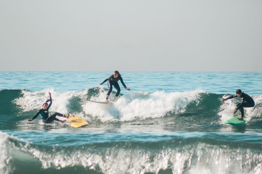 débutant de surf sur leur première vague