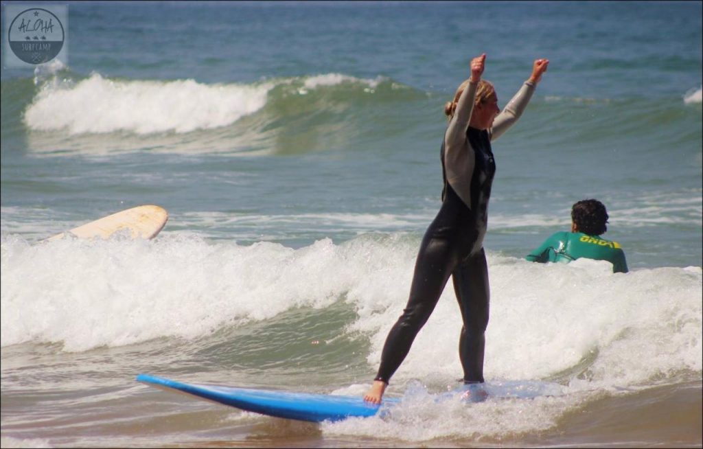 Adulte heureux apprenant à surfer à Aloha Surf Camp