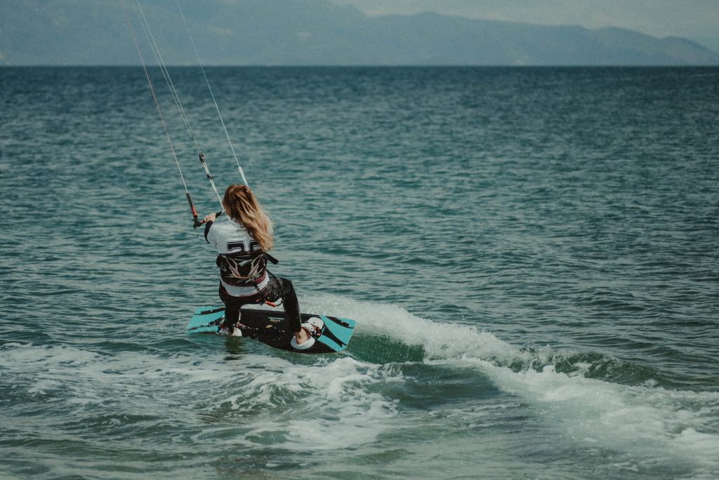 Femme pratiquant du kite surf