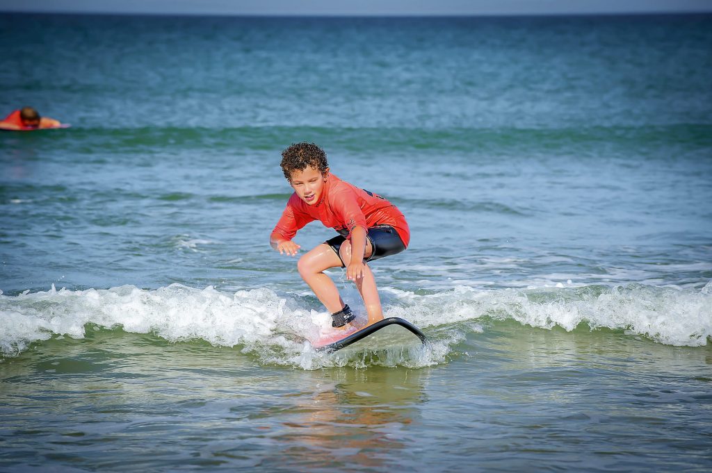 Enfant qui apprend à surfer