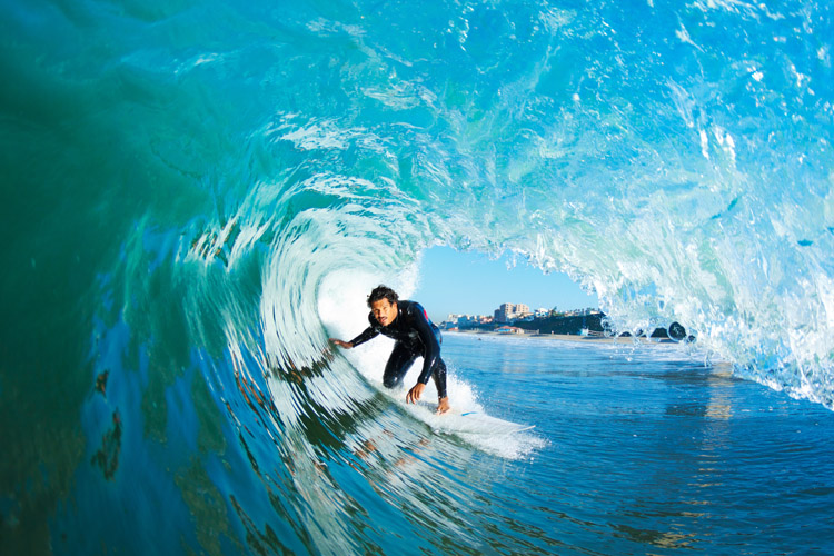 surfeur dans un barrels