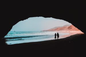 Un paysage sauvage à Mirleft, au sud d'Agadir : océan, falaises et nature à couper le souffle.